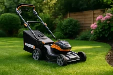 Snoerloos tuinplezier: de Worx accu grasmaaier van Praxis voor een strak gazon