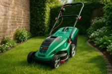 Licht, stil en draadloos maaien met de wendbare Bosch Rotak accu grasmaaier voor jouw kleine tuin