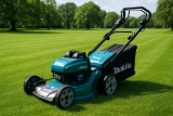 Moeiteloos grote gazons maaien met de Makita accu grasmaaier met royale maaibreedte