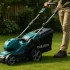 Stil en krachtig maaigemak met de Makita LXT accu grasmaaier voor een strak gazon in compacte tuinen